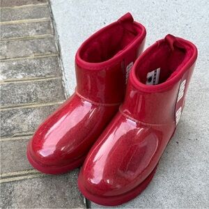 UGG Kids Classic Clear Mini II Boots in Samba Red. Size 4. NWOT.